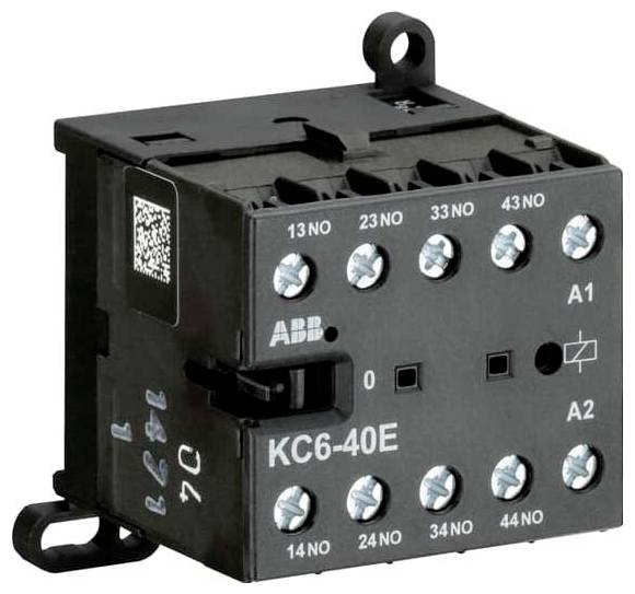 Schwarzes ABB KC6-40E Relais-/Schützermodul mit beschrifteten Anschlussschrauben und A1/A2 Spulenverbindungen, auf weißem Hintergrund dargestellt
