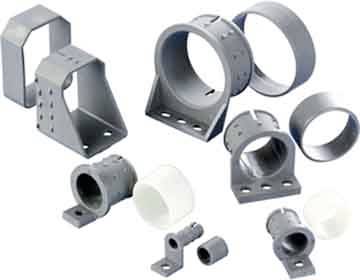 Assortierte Metallrohrschellen und Montageklammern in verschiedenen Größen auf weißem Hintergrund, einschließlich kreisförmiger Ringe und U-förmiger Halterungen.
