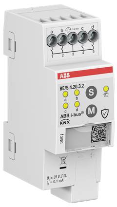 ABB KNX-Busgerätemodul mit fünf beschrifteten Schraubklemmen, Status-LEDs, S- und M-Tasten sowie QR-Code auf der Vorderseite.