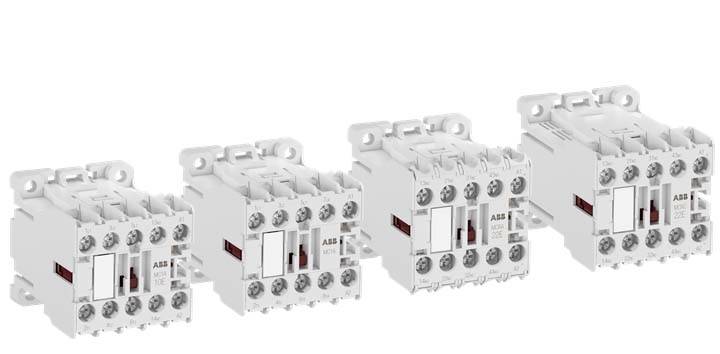Vier weiße ABB-Elektrokontaktoren in einer Reihe auf weißem Hintergrund angeordnet.