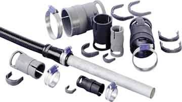 Verschiedene Rohrschellen und Kupplungen rund um ein langes Metallrohr, die Hardware zum Befestigen und Verbinden von Sanitär- oder Lüftungskomponenten zeigen.