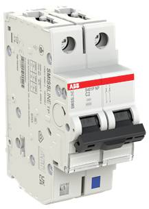 Ein weißer zweipoliger ABB-Leitungsschutzschalter in Miniaturausführung mit schwarzem Kippschalter, dargestellt in einer produktstilisierten isolierten Ansicht.