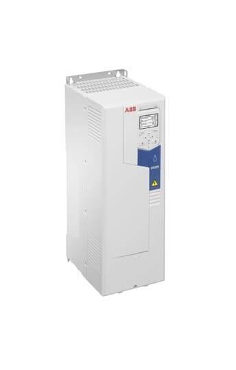 Weiße ABB-Industriesteuerschrank oder Antriebsschrank in einer Studio-Produktaufnahme, mit vorderer Anzeige und Warnschild.