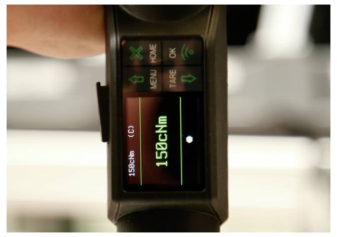 Nahaufnahme eines tragbaren Messinstruments, das auf seinem Bildschirm „150cm" anzeigt, mit Touchbedienelementen und einer Hand, die es hält.