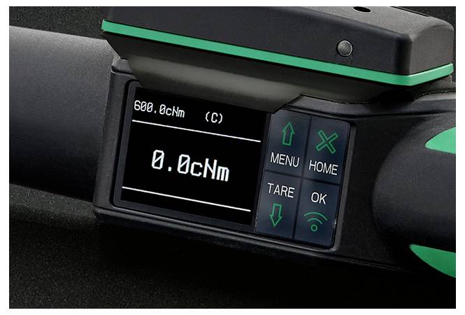 Nahaufnahme eines Drehmomentschlüssel-Displays mit einer Anzeige von 0,0 cNm, mit sichtbaren MENÜ-, HOME-, TARE- und OK-Tasten.