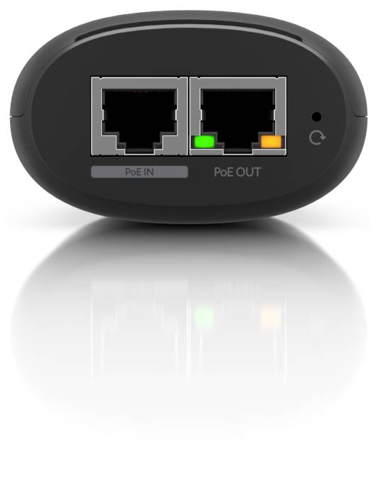Nahaufnahme eines schwarzen Geräts mit zwei Ethernet-Anschlüssen mit den Beschriftungen „PoE IN" und „PoE OUT", sowie Statusleuchten und einem Reset-Symbol.
