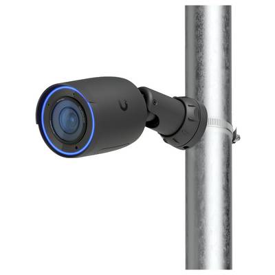 Schwarze Sicherheitskamera auf einem Metallpfosten montiert, nach links ausgerichtet, mit einem blau beleuchteten Linsenring.