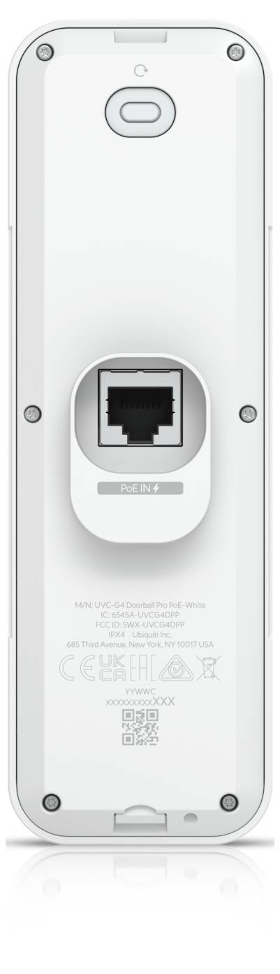 Unteransicht eines weißen kabellosen Geräts, das einen vertieften Ethernet-Anschluss, eine Montageklammer, Schrauben, Etiketten und einen QR-Code zeigt.