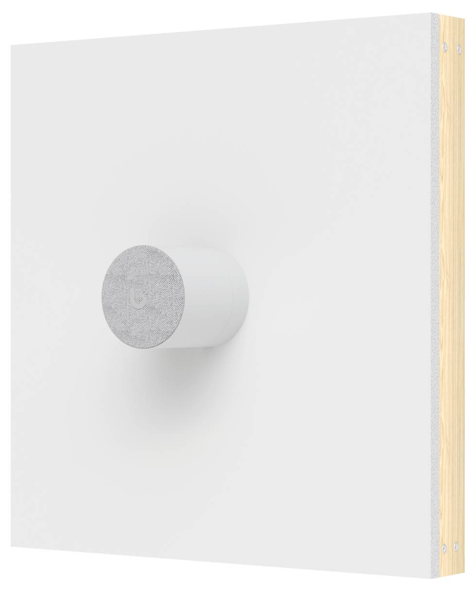 Weiße, an der Wand montierte quadratische Platte mit einem kleinen zylindrischen Knopf, der aus der Mitte hervorragt