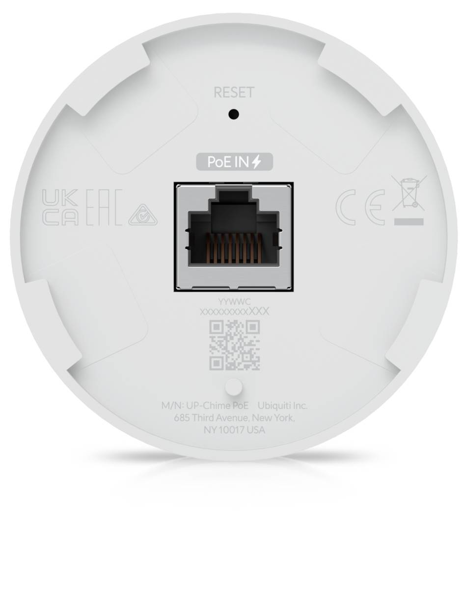 Unteransicht eines Ubiquiti-Deckengeräts mit einem PoE-Ethernetanschluss, einer Reset-Stecknadelöffnung und Zertifizierungsmarkierungen.