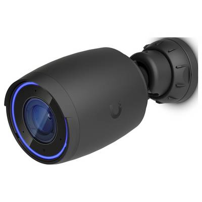 Schwarze zylindrische Überwachungskamera mit blau beleuchtetem Objektiv auf einer Wandhalterung montiert, vor weißem Hintergrund dargestellt.