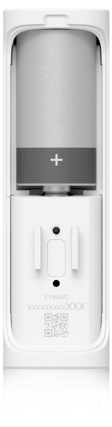 Öffnen Sie das Batteriefach eines weißen elektronischen Geräts und zeigen Sie eine einzelne zylindrische Batterie mit einem Pluszeichen und einem QR-Code darunter.
