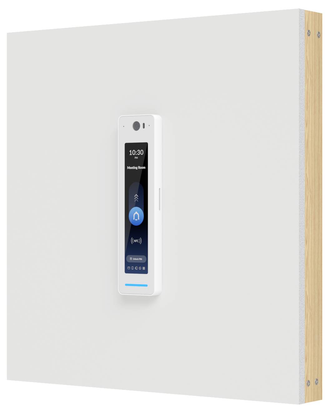 Wandmontiertes weißes Smart-Kontrollpanel an einer schlichten Wand, mit einem Touchscreen, der Uhrzeit und eine "Besprechungsraum"-Oberfläche anzeigt.