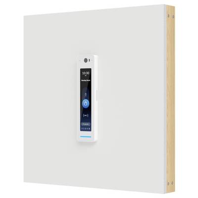 Wandmontiertes weißes Smart-Kontrollpanel an einer schlichten Wand, mit einem Touchscreen, der Uhrzeit und eine "Besprechungsraum"-Oberfläche anzeigt.