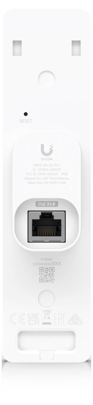 Nahaufnahme eines weißen Wandstecker-Netzwerkgeräts mit zwei Metallkontakten, einem Ethernet-Anschluss und aufgedruckten Modell-/Markenetiketten.