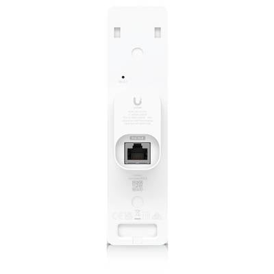 Nahaufnahme eines weißen Wandstecker-Netzwerkgeräts mit zwei Metallkontakten, einem Ethernet-Anschluss und aufgedruckten Modell-/Markenetiketten.