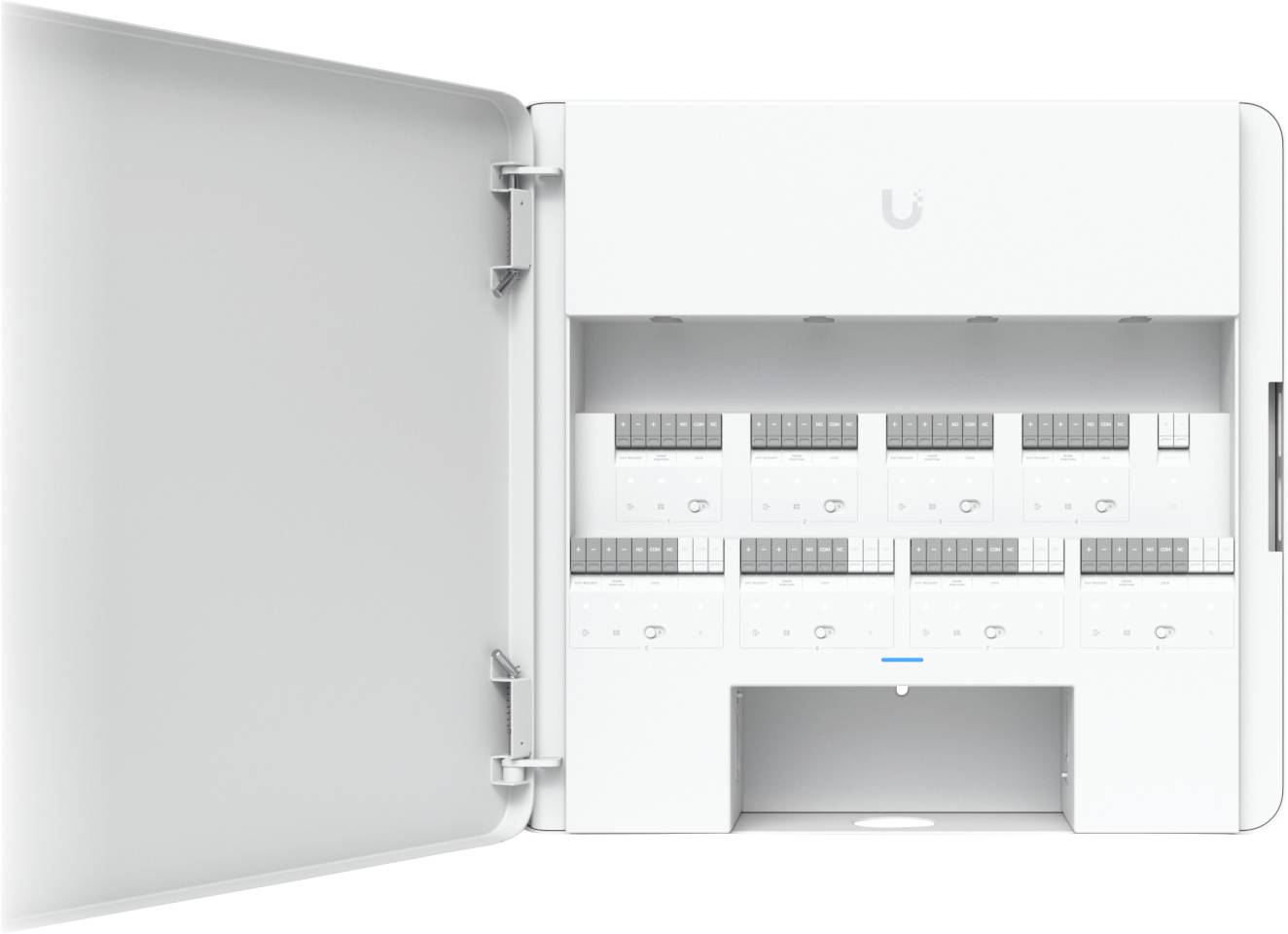 Offene, wandmontierte Elektrotafel mit aufgeschlagenem Türscharnier, zeigend innenliegende Reihen von Leistungsschaltern und eine untere Zugriffsöffnung.