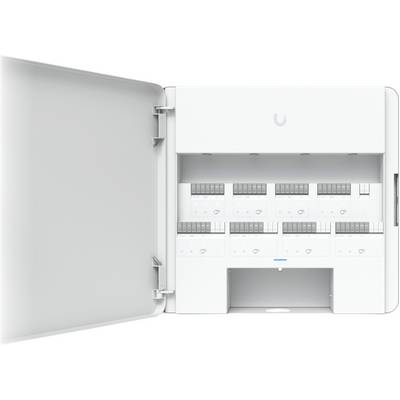 Offene, wandmontierte Elektrotafel mit aufgeschlagenem Türscharnier, zeigend innenliegende Reihen von Leistungsschaltern und eine untere Zugriffsöffnung.
