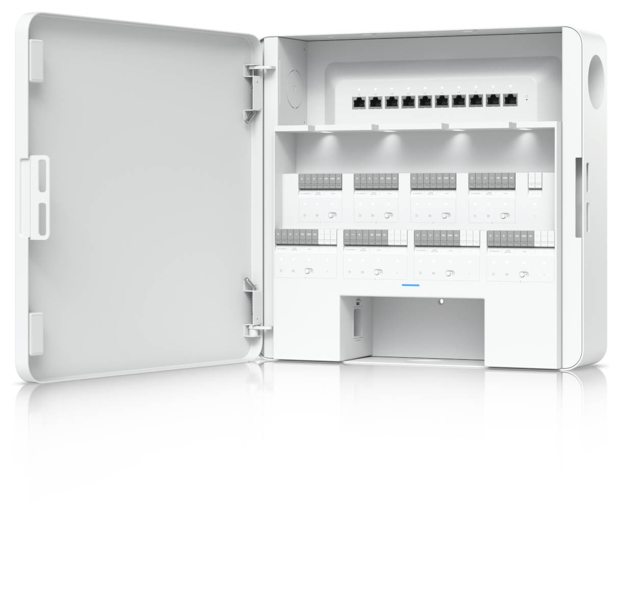 Offenes weißes Netzwerkschrank mit Schwenktür, das Reihen von Ethernet-Anschlüssen und montierte Module im Inneren zeigt.