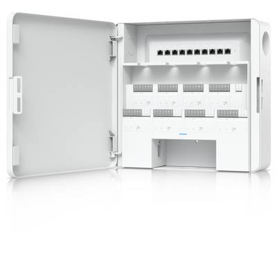 Offenes weißes Netzwerkschrank mit Schwenktür, das Reihen von Ethernet-Anschlüssen und montierte Module im Inneren zeigt.
