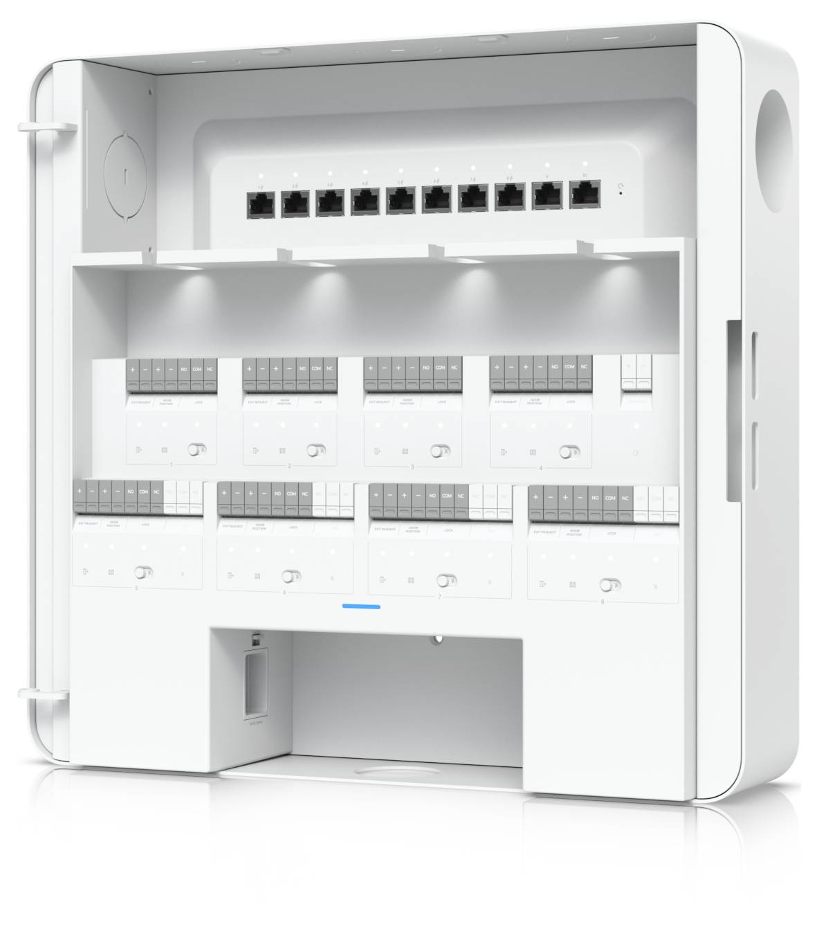Wandmontiertes Netzwerk-Schaltpanel mit acht Ethernet-Anschlüssen und mehreren modularen Elektrosteckdosen oder Schaltern in einem weißen Gehäuse.