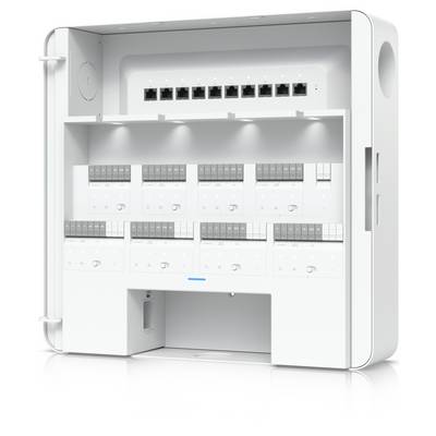 Wandmontiertes Netzwerk-Schaltpanel mit acht Ethernet-Anschlüssen und mehreren modularen Elektrosteckdosen oder Schaltern in einem weißen Gehäuse.