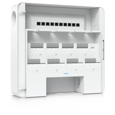 Weißes wandmontiertes Netzwerkgehäuse mit Ethernet-Anschlüssen und mehreren Stromkreisschaltern im Inneren.