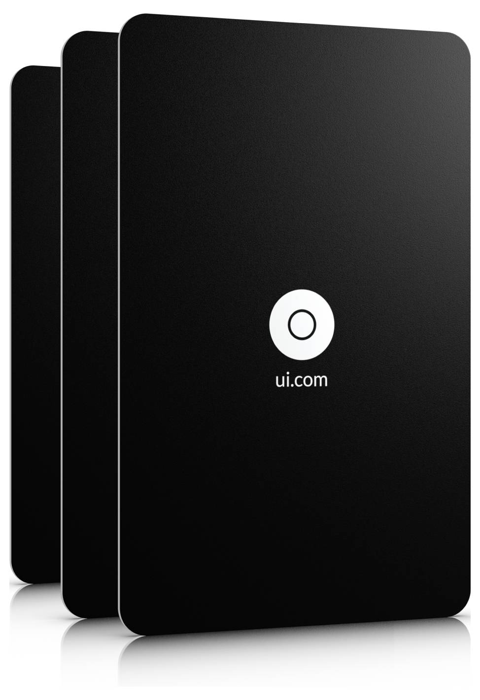 Stapel aus drei eleganten schwarzen abgerundeten Rechteck-Paneelen oder Karten, mit einem kleinen 'ui.com'-Logo, das auf dem vorderen Paneel zentriert ist.