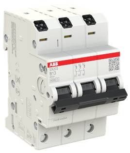 Dreipoliger ABB-Miniatur-Schutzschalter mit drei schwarzen Umschaltern und rotem Etikett, dargestellt in einer produktstilgerechten Vorderansicht.