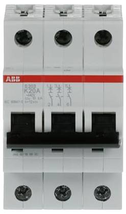 Dreipoliger ABB-Leitungsschutzschalter mit schwarzem Kippschalter und rotem ABB-Etikett auf weißem Gehäuse.