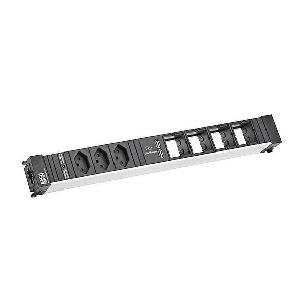 Abgewinkelter Rack-Mount-Stromverteiler mit drei Steckdosen und vier schaltbaren Steckmodulen, gezeigt vor weißem Hintergrund.