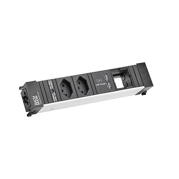 Stromanschlussleiste für Rackeinbau mit zwei Steckdosen, zwei USB-C-Anschlüssen und Ethernet-Anschluss, in schrägem Winkel vor weißem Hintergrund dargestellt.