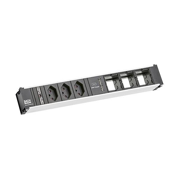 Horizontale 19-Zoll-Schrank-Steckerleiste mit drei Steckdosen, zwei USB-Anschlüssen und drei leeren Modularschächten.