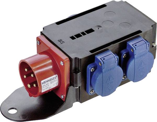 Industrielle Stromverteilungsbox mit einer roten Steckdoseneingabe und zwei blau abgedeckten Steckdosen, die auf einem schwarzen Gehäuse mit einer Metallhalterung montiert sind.