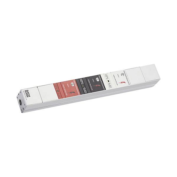 Ein langes weißes rechteckiges elektronisches Gerät oder Strommodul, das diagonal auf einem einfachen weißen Hintergrund gezeigt wird.