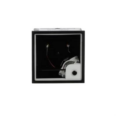 Nahaufnahme eines quadratischen schwarzen elektronischen Geräts oder Messgeräts mit sichtbarer innerer Verdrahtung und einer weißen Komponente in der unteren rechten Ecke auf einfachem Hintergrund