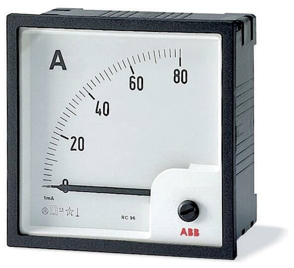 Analoges Amperemeter mit der Bezeichnung „A" mit einer Skala von 0-80 und Nadel nahe bei 0, von ABB.