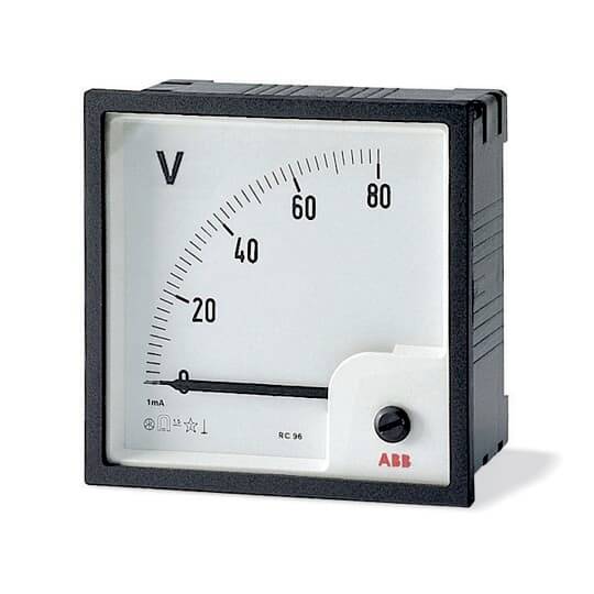 Analoges Voltmeter mit einer 0–80-Skala und Zeiger nahe Null, beschriftet mit "V" und ABB, in einem quadratischen schwarzen Gehäuse.