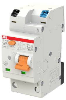 ABB-Schutzschalter mit orangenem Umschalter und Testknöpfen, gezeigt in weißem Gehäuse mit beschrifteten Anschlüssen für den Schutz von Elektroverteilungen.