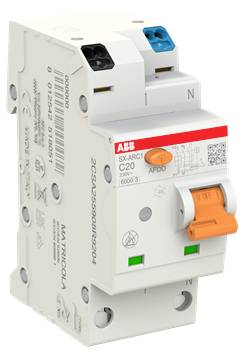 ABB modularer Leitungsschutzschalter mit orangefarbenem Schalterhebel und Prüftaste, gezeigt vor weißem Hintergrund.