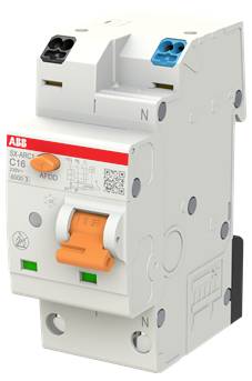 ABB Miniatur-Leistungsschalter mit orangefarbenem Schalterhebel, Frontansicht eines weißen Elektroschutzgeräts mit gekennzeichneten Anschlüssen