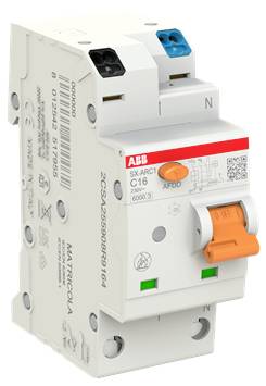ABB SX-ARC1 C16 AFDD Leitungsschutzschalter mit orangefarbenem Schaltbügel und blau/schwarzen Anschlüssen, dargestellt vor weißem Hintergrund.