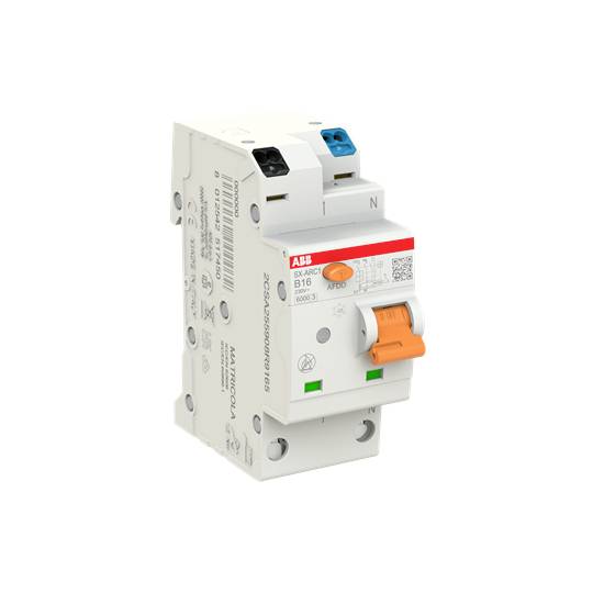 ABB-Miniaturschutzschalter mit orangefarbenem Betätigungshebel und blauem Neutralleiter-Anschluss, dargestellt vor weißem Hintergrund.