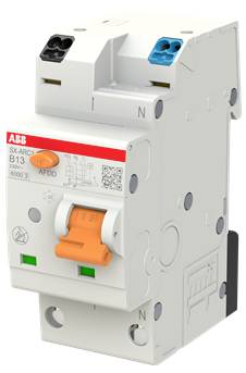 Weißer ABB-Elektroschutzschalter/AFDD-Gerät mit orangefarbenem Schalter und Klemmenverbindungen auf weißem Hintergrund.