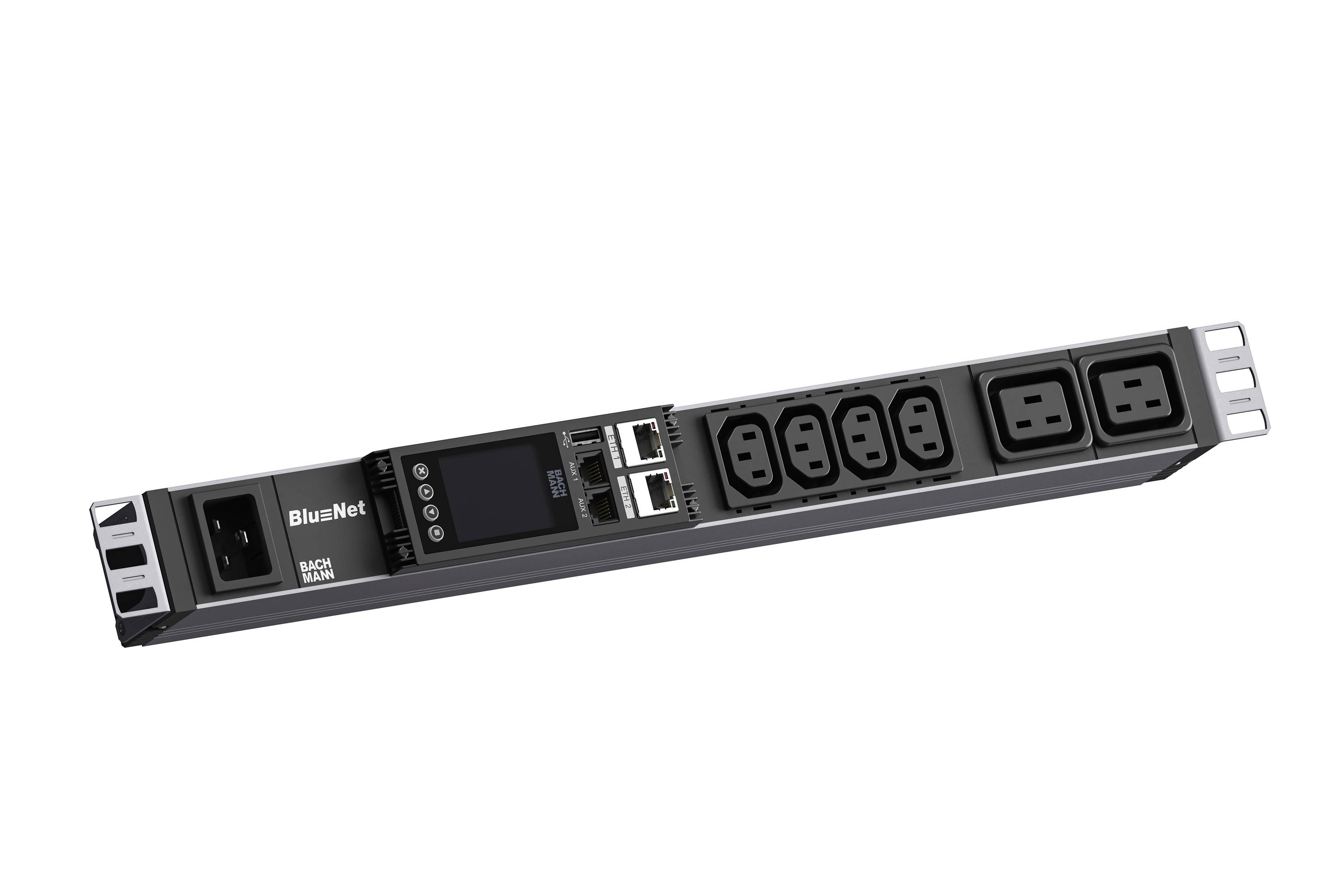 Rack-montierte BluNet-Stromverteilungseinheit mit Display, Netzwerkanschlüssen und mehreren AC-Steckdosen auf einem langen schwarzen Frontpanel.