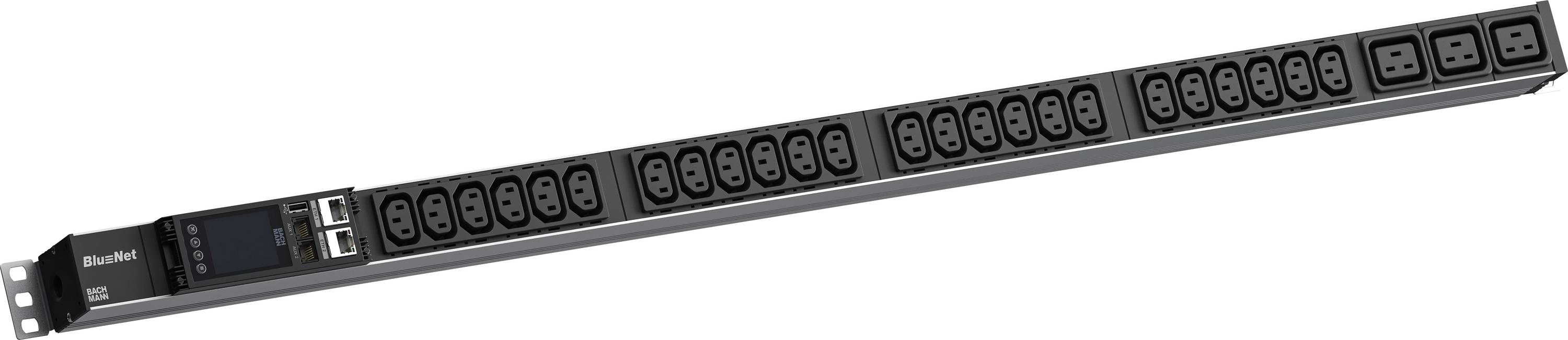 Rack-montierbares Stromverteilungsgerät mit mehreren Ausgängen und gekennzeichneten Schaltern, schräg auf weißem Hintergrund angezeigt.