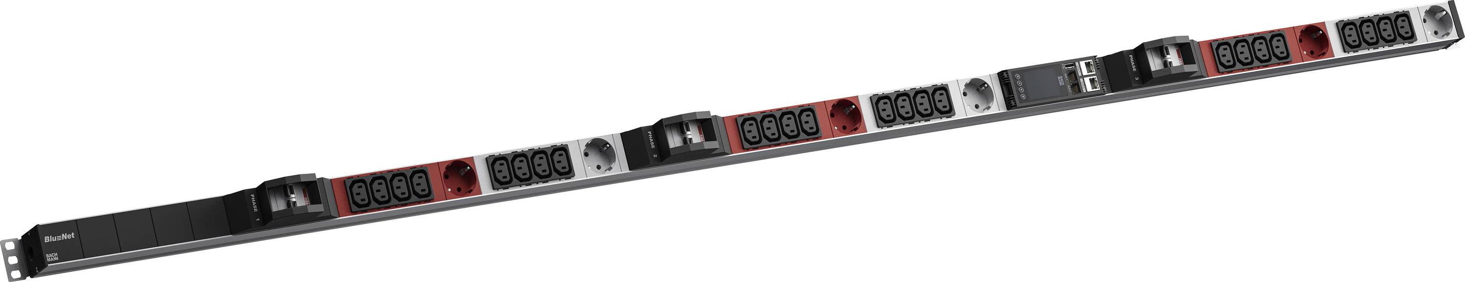 Ein in einem Rack montiertes Stromverteilungssystem oder eine PDU mit mehreren Steckdosen und rot eingefassten Abschnitten, diagonal auf weißem Hintergrund dargestellt.