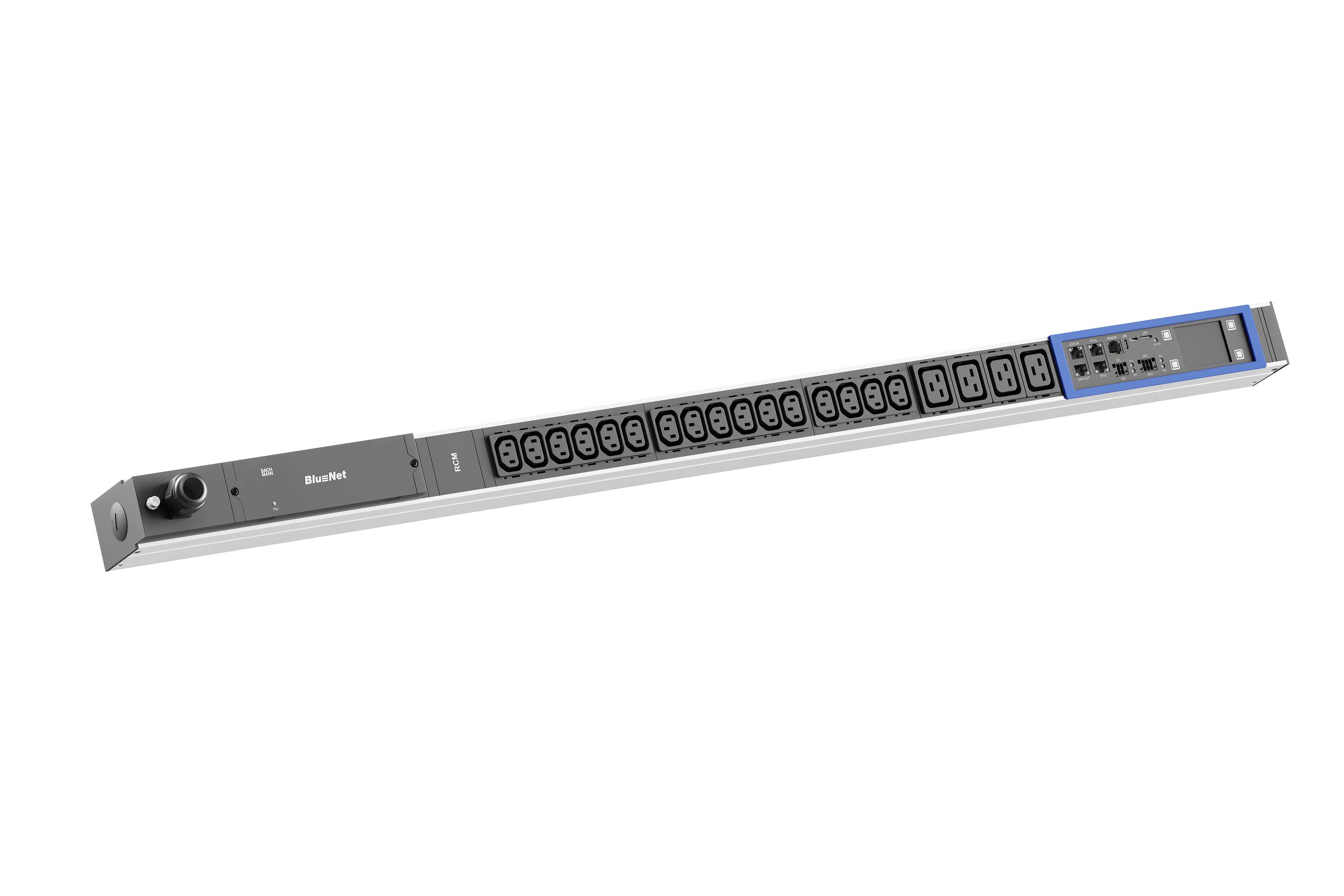 Rack-montierte Stromverteilungseinheit mit mehreren Steckdosen und einem blauen digitalen Display am rechten Ende.