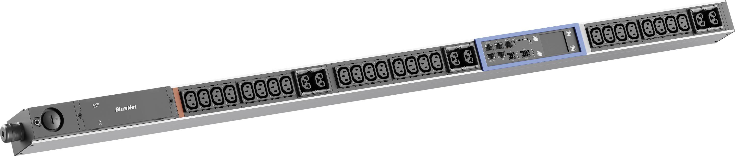 Ein in ein Rack eingebauter Netzwerk-Switch mit vielen Ethernet-Anschlüssen, einem kleinen Display und Statusleuchten auf der Frontplatte.