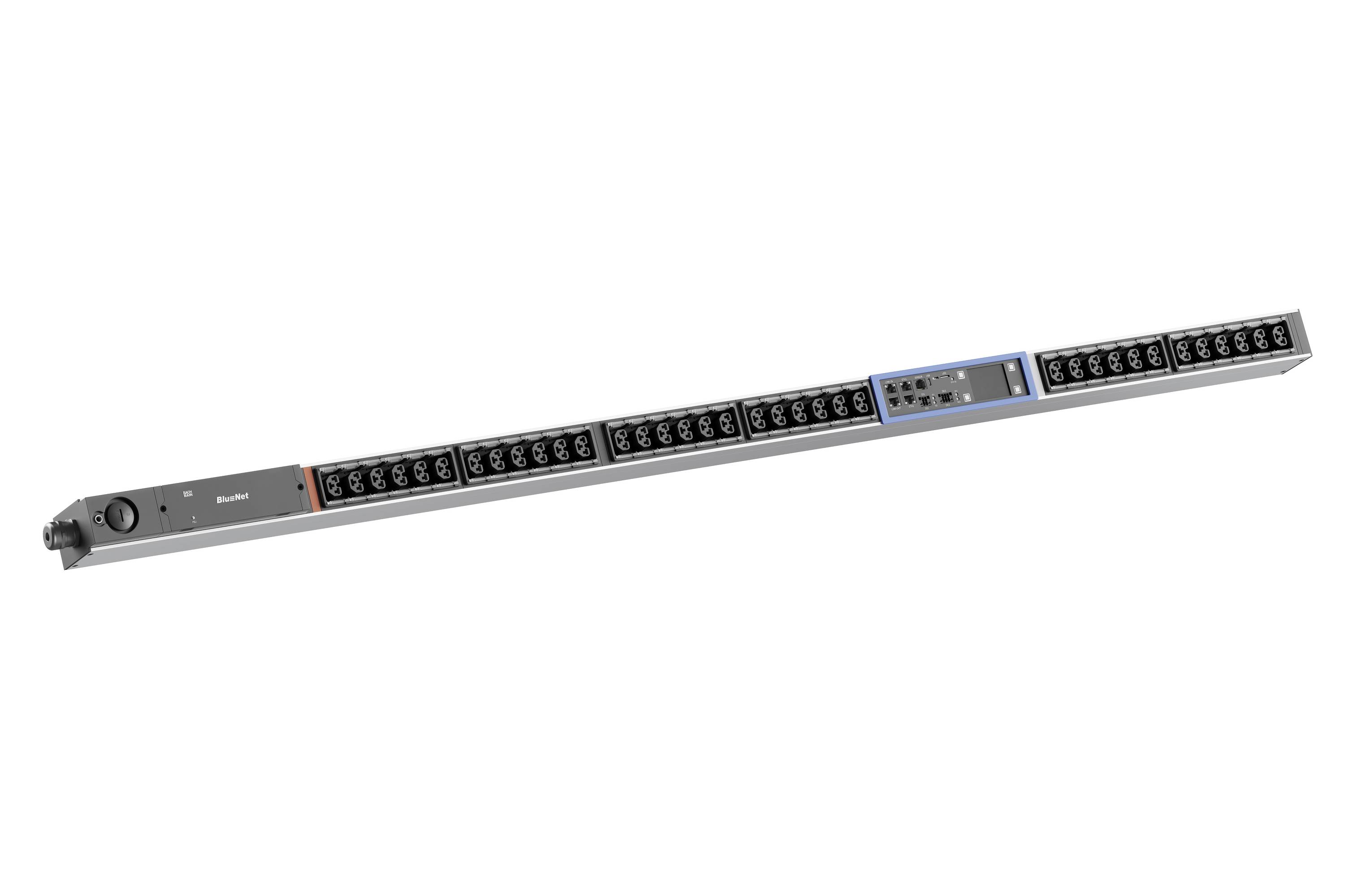 Langes, in einem Schrank montiertes Stromverteilungsgerät mit mehreren schwarzen Steckdosen und einem Bedienfeld auf weißem Hintergrund.